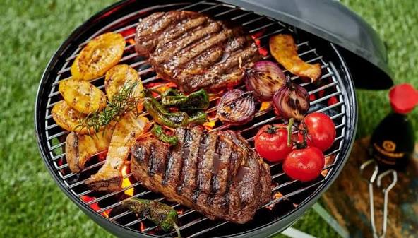 Grelhados suculentos na brasa com legumes e temperos frescos