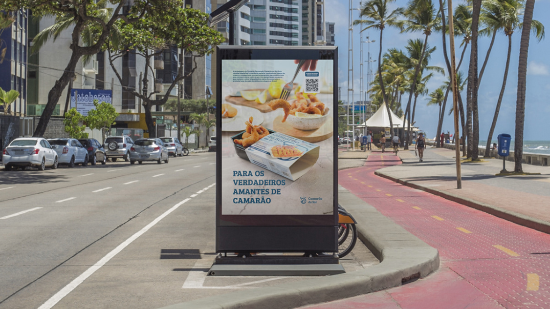 Mupi publicitário urbano na Costa do Sol com anúncio gastronómico